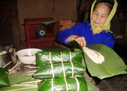 Banh Chung de forme cylindrique de l'ethnie Tay